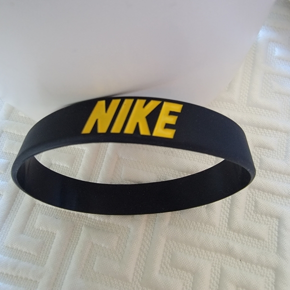 NIKE Black bracelet Men Teen boys Bangle Rubber Bracelets Yellow letters - Picture 1 of 3